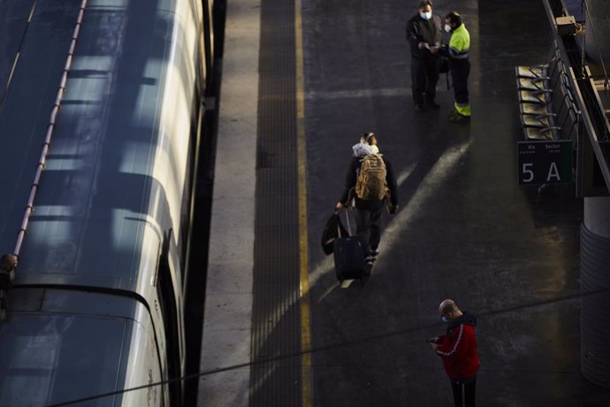 Archivo - Pasajeros en un andén de uno de los trenes del AVE, en la Estación de Madrid-Puerta de Atocha, en Madrid (España), a 11 de enero de 2021. Adif restableció ayer la circulación, interrumpida a causa del temporal de intensa nieve provocado por la
