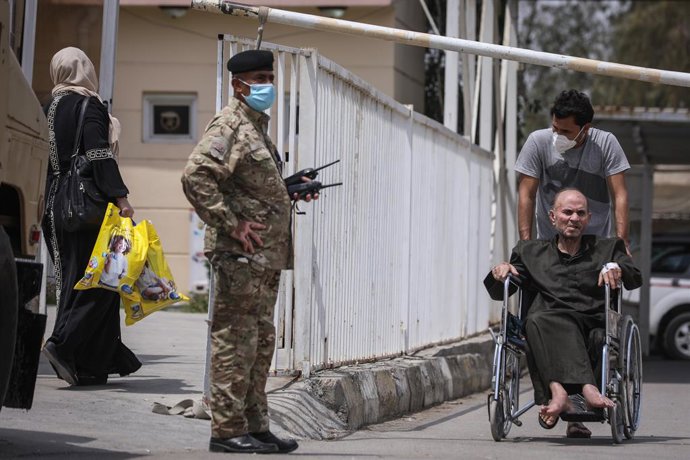 Guardia de seguridad frente al Hospital Ibn Jatib de la capital de Irak, Bagdad
