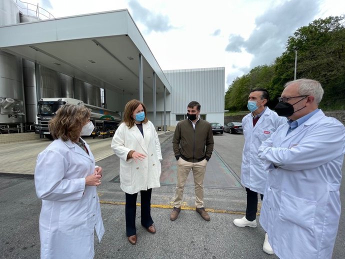La directora general de Desarrollo Rural y Agroalimentación, Begoña López, y el director general de Ganadería y Sanidad Animal, Nino Rodríguez, durante su visita a la empresa Quesería Lafuente.