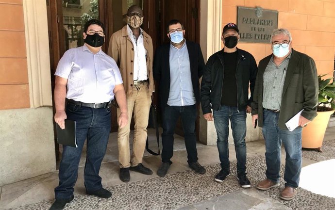 El senador de MÉS per Mallorca, Vicen Vidal, con representantes de entidades de migrantes de Bolivia, República Dominicana, Senegal y Marruecos.