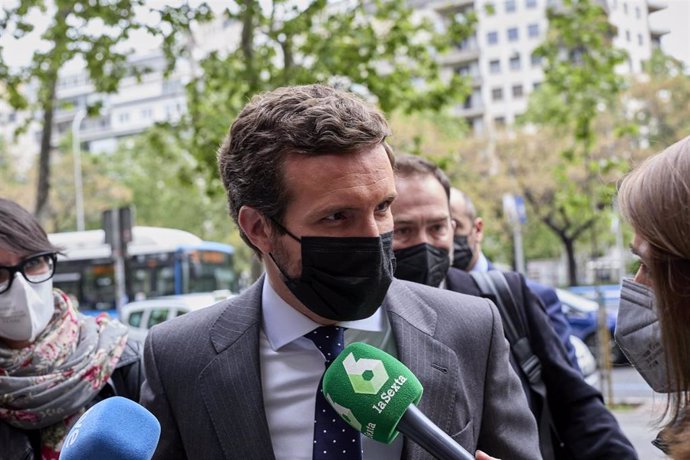 El presidente del PP, Pablo Casado, responde a los medios a su llegada a un acto. En Madrid, a 26 de abril de 2021, en Madrid, (España).