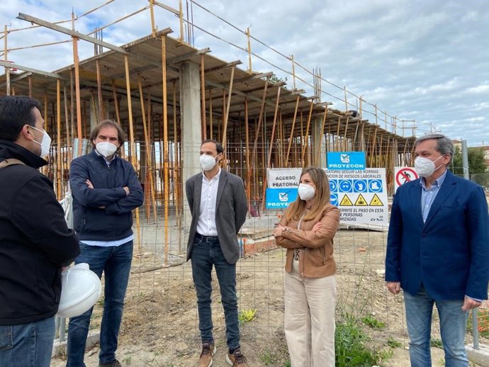 Irene García en las obras del nuevo Centro de Salud de La Dehesilla en Sanlúcar