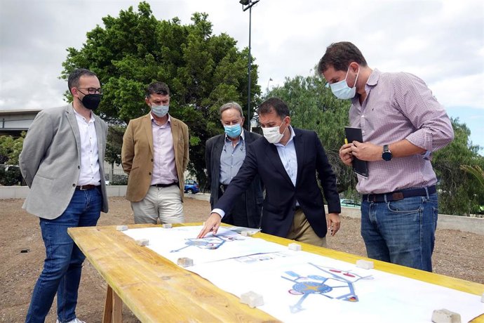 El alcalde de Santa Cruz de Tenerife, José Manuel Bermúdez, visita las obras de rehabilitación del parque La Estrella
