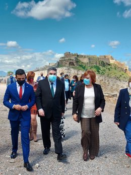El ministro de Cultura, José Manuel Rodríguez Uribes, (centro) visita el Castillo de Sagunto (Valencia)