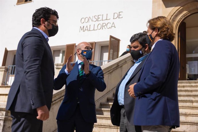 El eurodiputado de Vox Jorge Buxadé, acompañado del portavoz de Vox en el Parlament balear, Jorge Campos, y otros cargos del partido en Baleares, conversando frente a la sede del Instituto Mallorquín de Asuntos Sociales (IMAS).