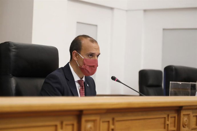 El presidente de las Cortes, Pablo Bellido, en el pleno.