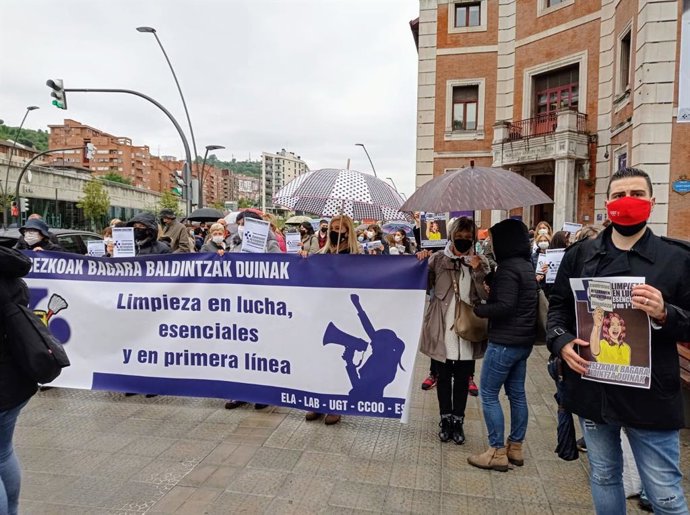 Concentración en Hospital de Basurto de trabajadoras contratas de limpieza