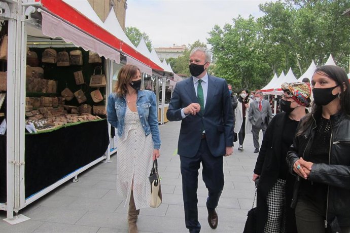 El alcalde de Zaragoza, Jorge Azcón, visita el Mercado de Primavera, en la calle Moret, con la consejera de Servicios Públicos, Natalia Chueca, y responsables de la Asociación de Expositores de Zaragoza.