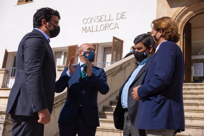 El eurodiputado de Vox Jorge Buxadé, acompañado del portavoz de Vox en el Parlament balear, Jorge Campos, y otros cargos del partido en Baleares, conversando frente a la sede del Instituto Mallorquín de Asuntos Sociales (IMAS).