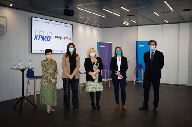 (i-d) Carmen Basolas, de Chiesi España, Olga Fidalgo, de KPMG, María Jesús Alsar, de Sanofi, Caridad Pontes, del CatSalut, y Sergio Ostalé, de GSK, en el Encuentro Digital de Europa Press sobre acceso a la innovación terapéutica