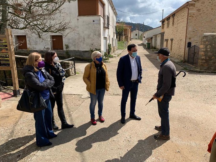 El presidente, Álvaro Martínez Chana, visita Fuertescusa