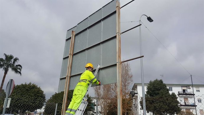 Archivo - Instalación de vallas publicitarias