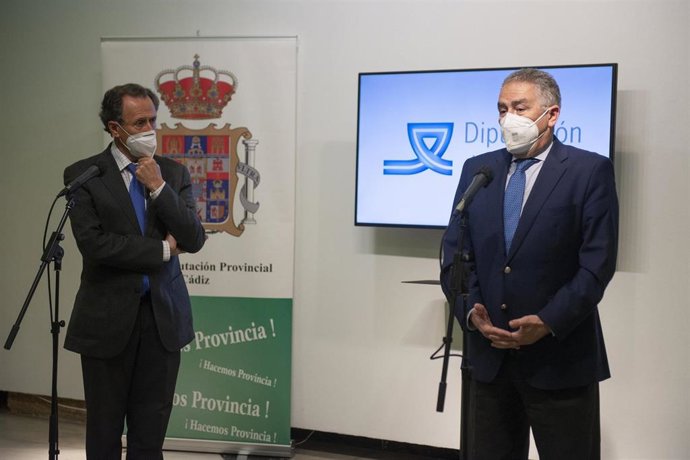 Manuel Muñoz, secretario general para el Turismo de la Junta de Andalucía, junto al vicepresidente primero de la Diputación Provincial de Cádiz y del Patronato de Turismo, José María Román.