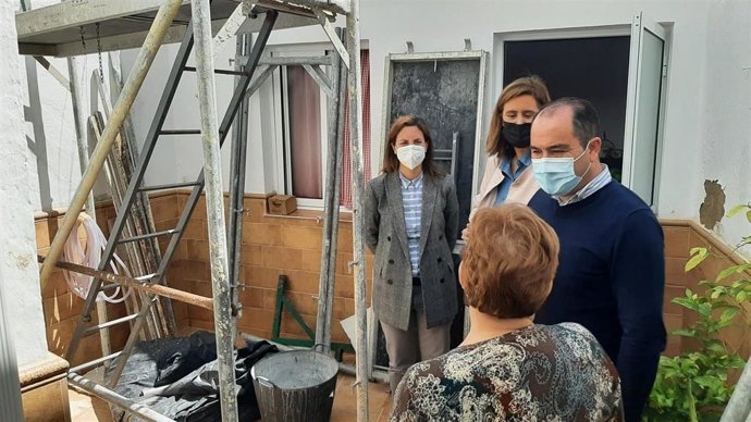 La delegada de Fomento, Infraestructuras y Ordenación del Territorio, Cristina Casanueva (izda.), visita las obras en Baena.