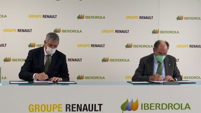 José Vicente de los Mozos e Ignacio Sánchez Galán firman la alianza entre Grupo Renault e Iberdrola.