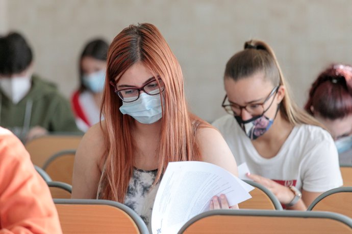 Archivo - Un grupo de alumnos se examinan de la EBAU