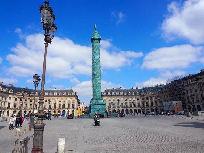 Archivo - 20 March 2021, France, Paris: A general view of the Place Louis-le-Grand square as it appears deserted after the French government introduced partial lockdowns to battle a sharp rise in Covid-19 infections. Photo: Christian Bhmer/dpa