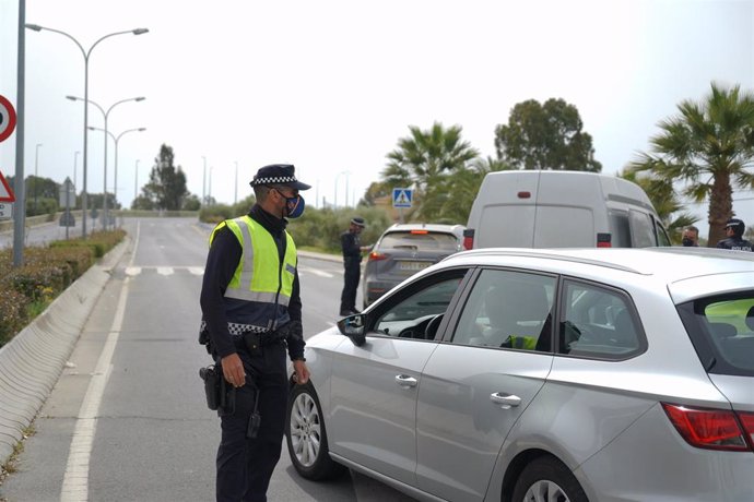 Control policial en Ayamonte (Huelva) durante la Semana Santa.