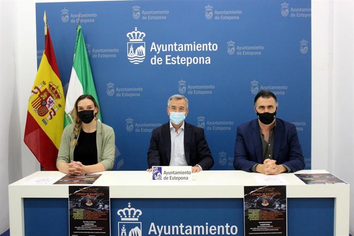 El alcalde de Estepona (Málaga), José María García Urbano, el secretario del Club Amigos del Baloncesto de Estepona (CAB), Alberto Bressan y la jugadora profesional, Lucila 'Luci' Pascua, en rueda de prensa