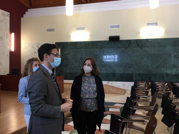 La delegada del Gobierno andaluz en Málaga, Patricia Navarro, con el alcalde de Ojén, José Antonio Gómez.