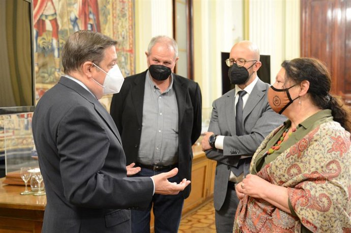 La consellera de Agricultura, Pesca y Alimentación del Govern, Mae de la Concha, con el ministro de Agricultura, Luis Planas.