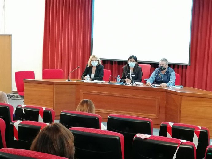 La delegada territorial de Empleo, Formación, Trabajo Autónomo, Transformación Económica, Industria, Conocimiento y Universidades, Carmen Sánchez Sierra, presenta las ayudas del Gobierno andaluz