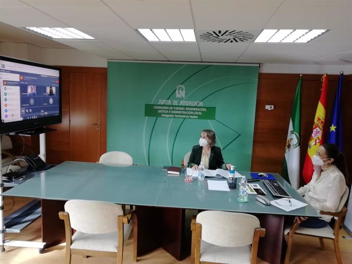 La delegada de Turismo de la Junta en Huelva, María Ángeles Muriel, durante su reunión telemática con el sector en Huelva.