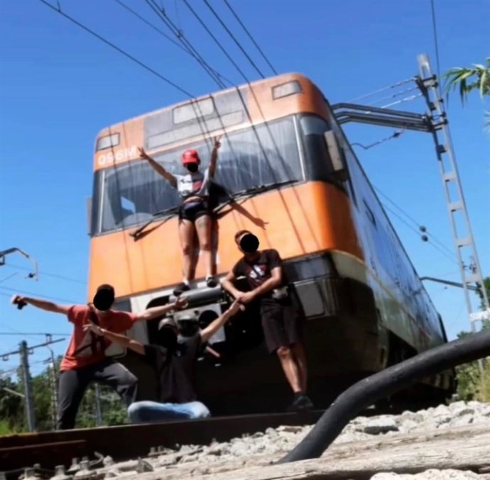 Los presuntos autores de las pintadas en el vagón de Renfe