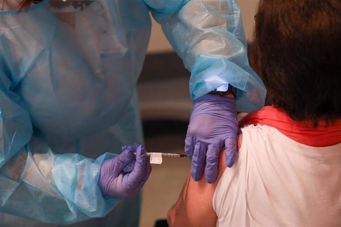 Una persona recibe una dosis de vacuna Pfizer contra el Covid-19
