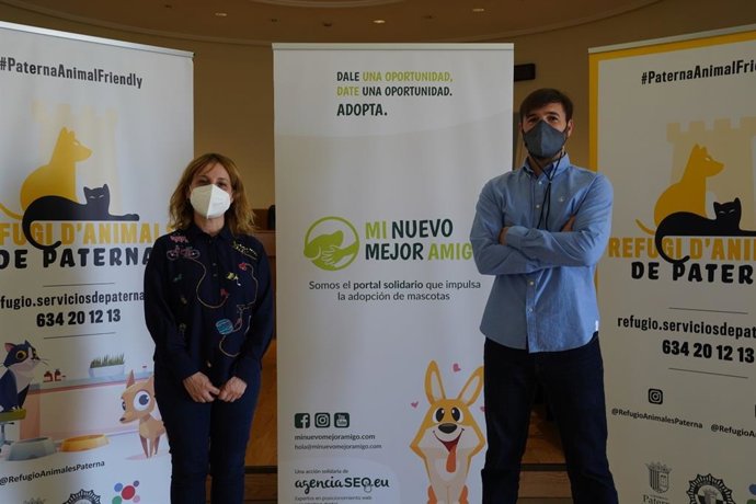 La concejala de Bienestar Animal, Meche Navarro, y el responsable del refugio