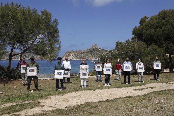 Autoridades posan en la isla de Cabrera en el 30 aniversario de la declaración de Cabrera como Parque Nacional.