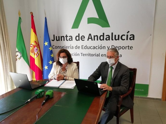 La delegada territorial de Educación, María José Eslava, junto al gerente provincial de la Agencia Pública de Educación de Andalucía (APAE), Manuel Moreno