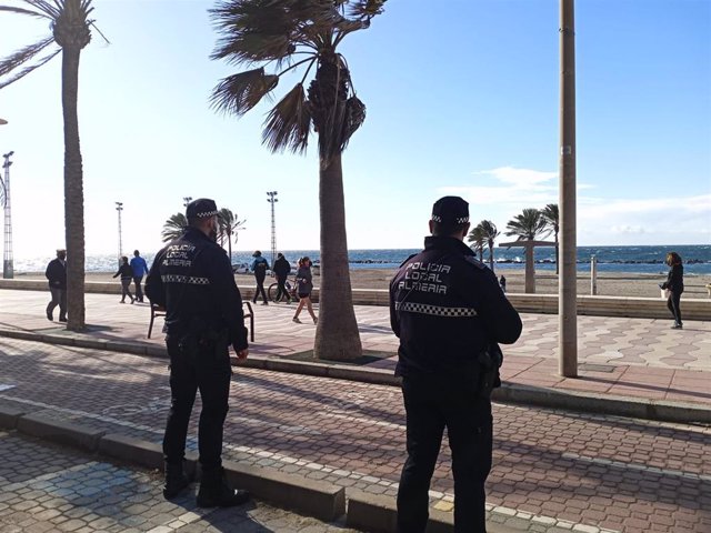 Agentes de Policía Local de Almería en el Paseo Marítimo