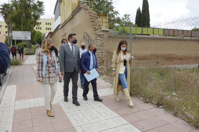 El alcalde de Granada, Luis Salvador, la concejal de Participación Ciudadana, Eva Martín, visita el distrito Beiro