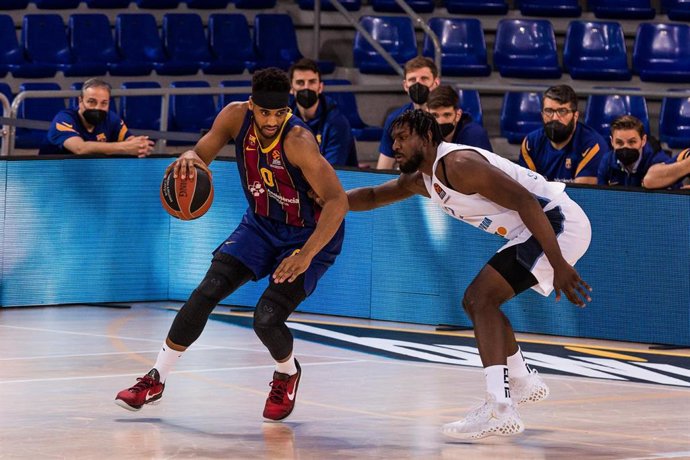 Brandon Davies of Fc Barcelona in action against Alex Poythress of Zenit St. Petersburgo during the Turkish Airlines EuroLeague PlayOffs game 2 match between FC Barcelona and Zenit St. Petersburgo at Palau Blaugrana on April 23, 2021 in Barcelona, Spain.