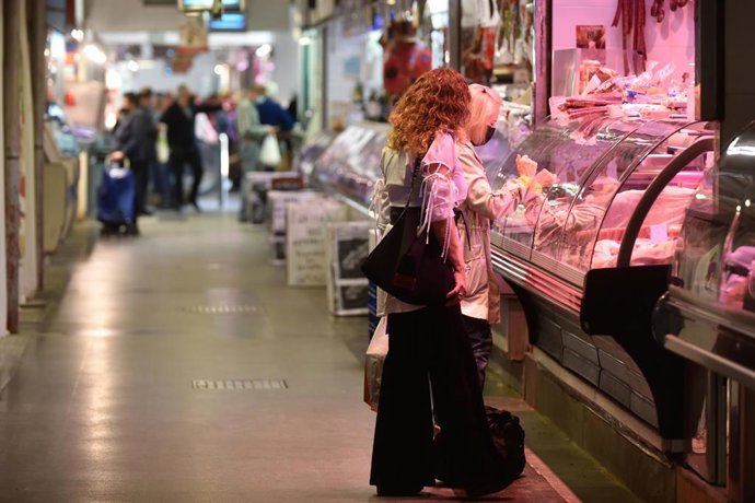 Personas realizan compras.