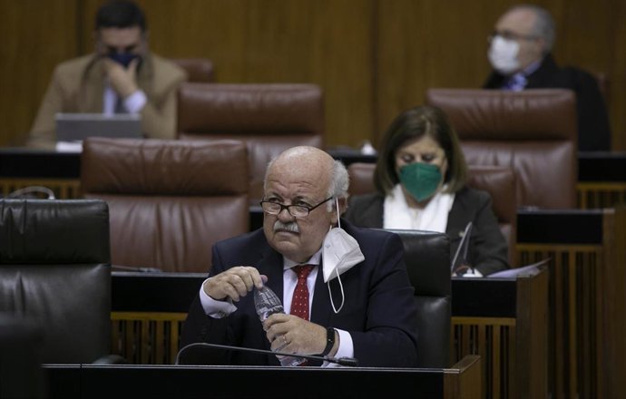 Archivo - El consejero de Salud y Familias, Jesús Aguirre, en el Pleno del Parlamento, foto de archivo