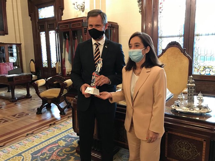 El delegado del Gobierno, José Miñones, y la alcaldesa de A Coruña, Inés Rey, en un acto institucional en el consistorio herculino