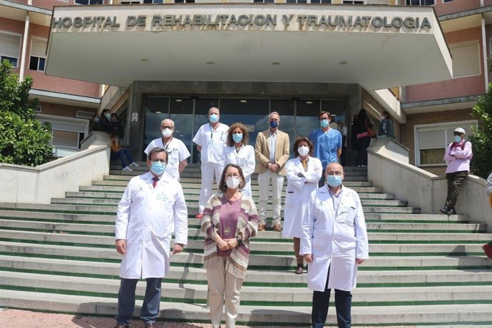 La delegada de Salud visita la Unidad de Ictus del Virgen del Rocío