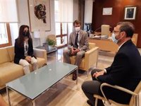 Hila traslada al embajador de Reino Unido que Palma "está preparada para recibir al turismo británico"