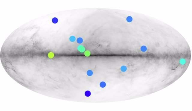 Posición en el cielo de los diferentes candidatos del catálogo de Fermi. El mapa de fondo muestra el brillo mínimo de una anti-estrella para que Fermi la observe. Las partes claras representan las partes del cielo donde las observaciones son más fáciles.