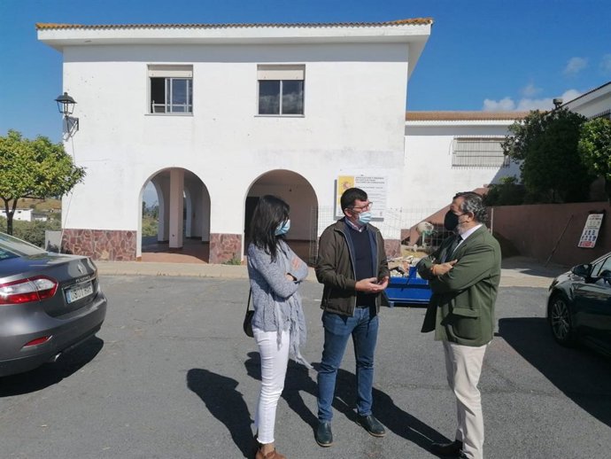 El delegado de Regeneración, Justicia y Administración Local en Huelva, Alfredo Martín, en su visita a Puebla de Guzmán.
