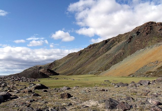 Paisaje verde en la isla de Baffin, en el Ärtico canadiense