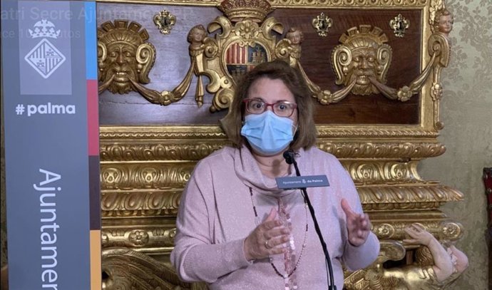 La portavoz del PP en el Ayuntamiento de Palma, Mercedes Celeste, durante una rueda de prensa.