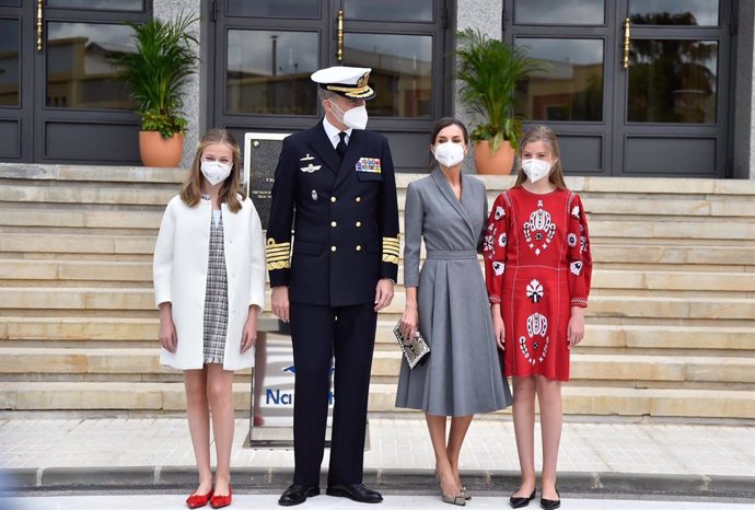 Foto de familia de la Princesa Leonor, el Rey Felipe VI, la Reina Letizia y la Infanta Sofía en la ceremonia de puesta a flote del submarino S-81 Isaac Peral