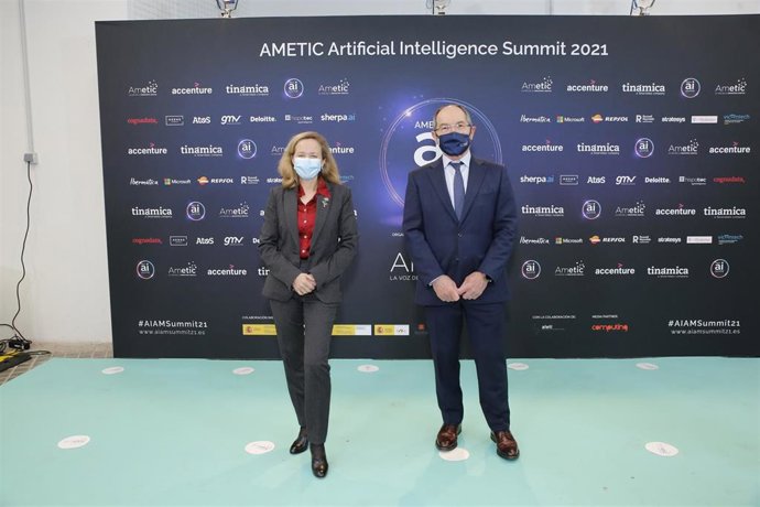 La vicepresidenta segunda y ministra de Asuntos Económicos, Nadia Calviño y el presidente de Ametic, Pedro Mier, en la inauguración de la IV edición del foro de Ametic 'Artificial Intelligence Summit 2021'.