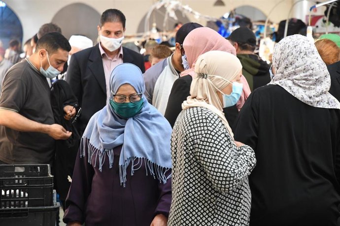 Un grupo de personas camina por un mercado del centro de Túnez.