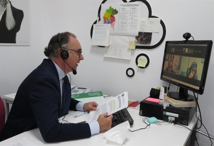 El delegado de Empleo, Formación, Trabajo Autónomo, Transformación Económica, Industria, Conocimiento y Universidades en Huelva, Antonio Augustín, en la jornada con el Colegio Oficial de Graduados Sociales de Huelva.