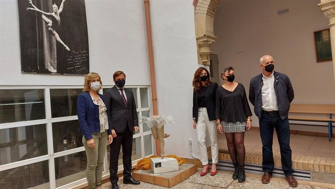 El delegado del Gobierno andaluz en Córdoba, Antonio Repullo, y la delegada de Educación y Deporte, Inmaculada Troncoso (izda.), en el Conservatorio Profesional de Danza Luis del Río.