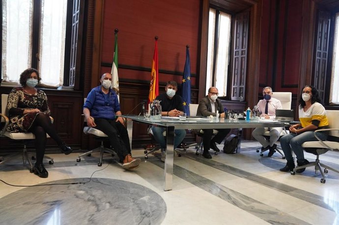 Reunión de la Junta de Andalucía con representantes de trabajadores de Abengoa.